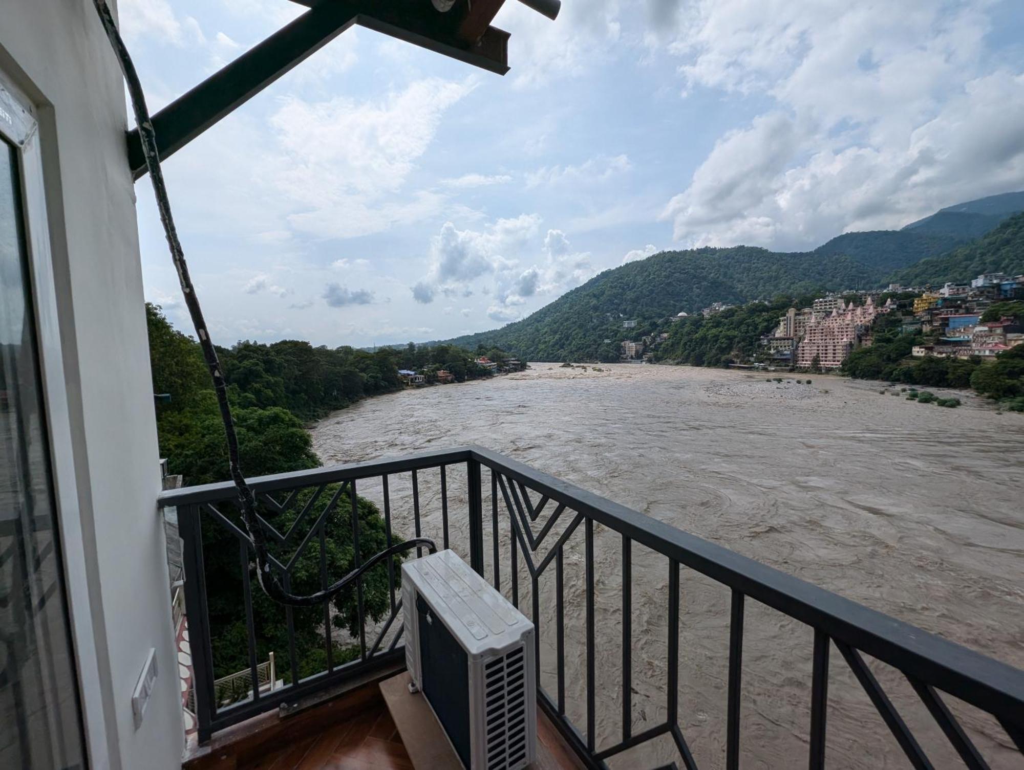 Joey'S By The Ganges Hostel Rishikesh Exterior photo