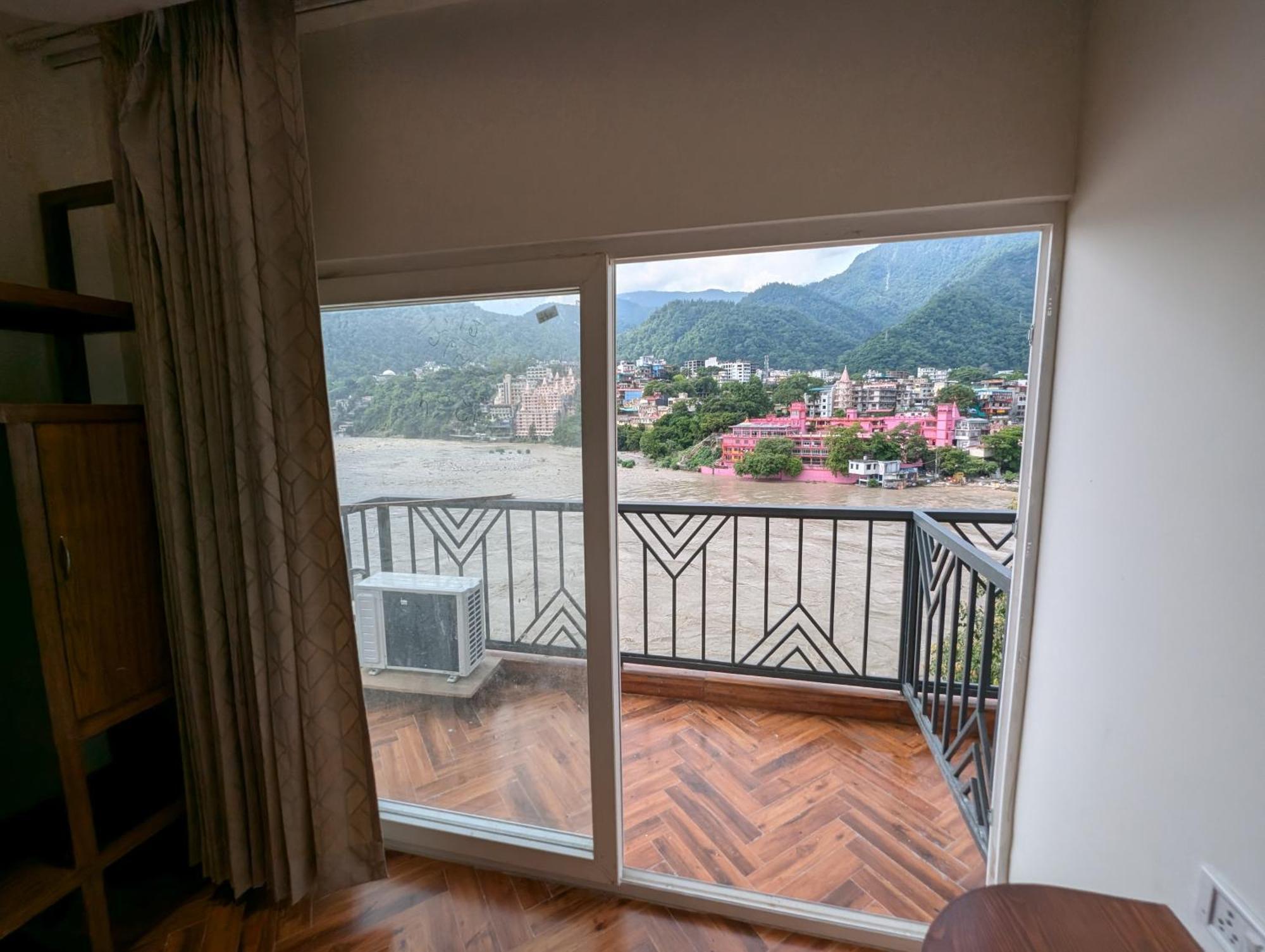 Joey'S By The Ganges Hostel Rishikesh Exterior photo